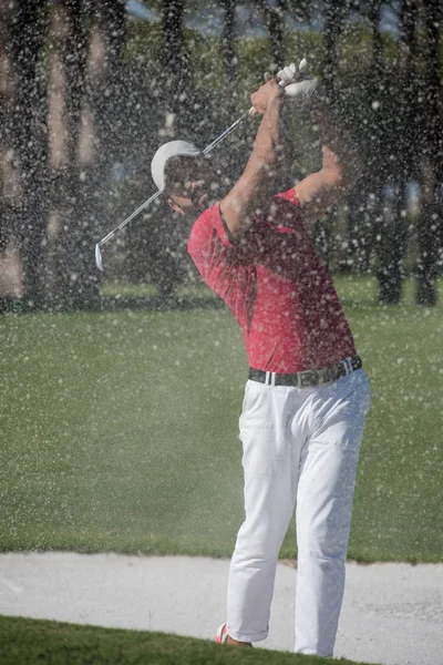 Golfista batendo um bunker de areia tiro — Fotografia de Stock