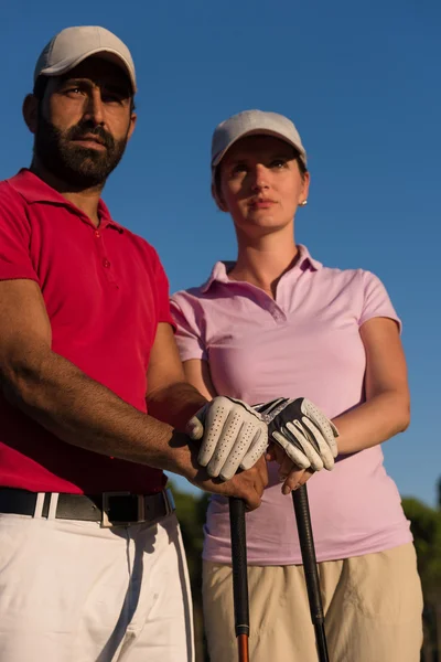 Portret van paar op golfbaan — Stockfoto