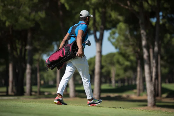 Jogador de golfe andando e levando saco — Fotografia de Stock