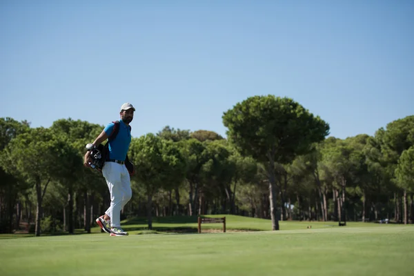 Jogador de golfe andando e levando saco — Fotografia de Stock