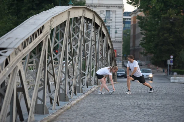 Par uppvärmning och stretching innan jogging — Stockfoto