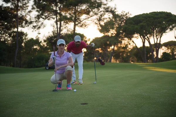 Couple sur le terrain de golf au coucher du soleil — Photo