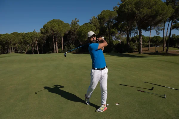 Jogador de golfe bater tiro — Fotografia de Stock