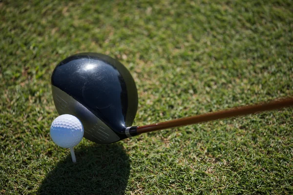 Vista superior do clube de golfe e bola na grama — Fotografia de Stock
