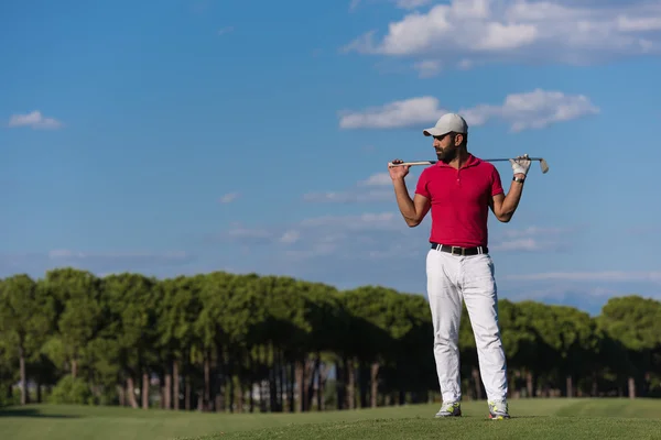 Bonito médio oriental jogador de golfe retrato no curso — Fotografia de Stock