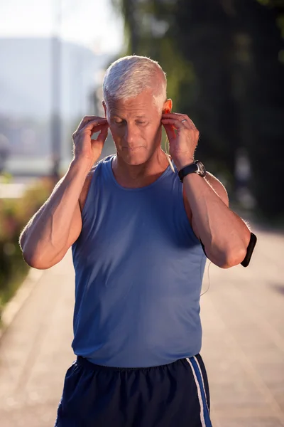 Porträt eines gut aussehenden Senior-Joggers — Stockfoto