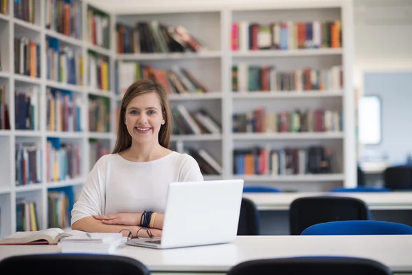 Vrouwelijke student studeren in de schoolbibliotheek — Stockfoto