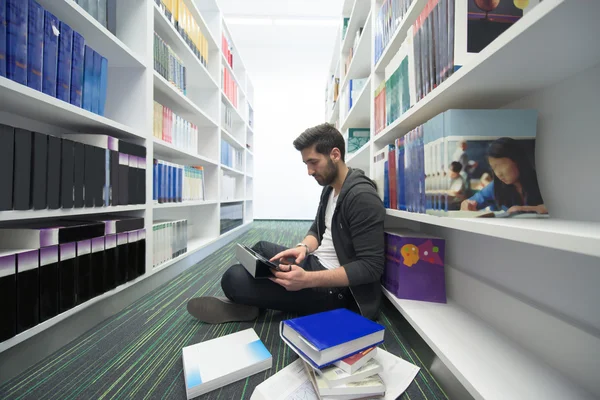 Studente studia nella biblioteca scolastica — Foto Stock