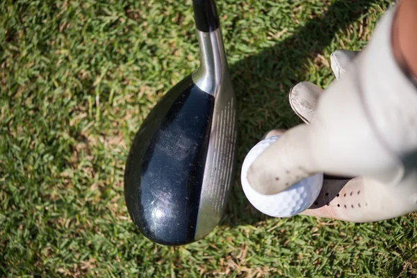 Golfspieler platziert Ball auf Abschlag — Stockfoto