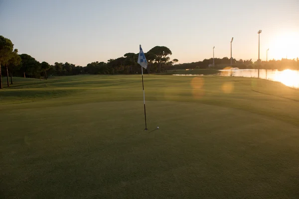 Pelota de golf en el borde del agujero —  Fotos de Stock