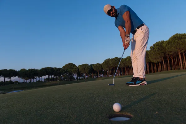 Golfspelare slår skott på golfbana — Stockfoto