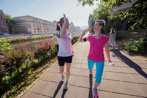 Felicitar y feliz de terminar el entrenamiento de la mañana — Foto de Stock