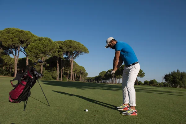 Jogador de golfe bater tiro — Fotografia de Stock