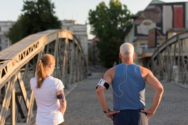 Çift planlama koşu yolu çalıştıran ve müzik ayarlama
