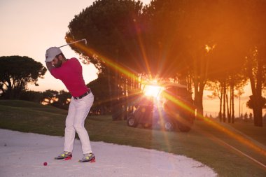 sunset bulvarında bir kum BUNKERİ isabet golfçü vurdu