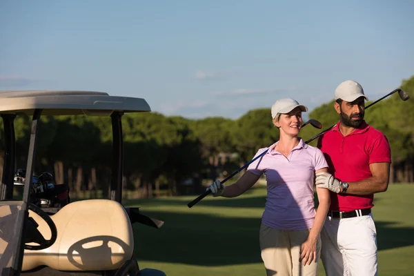 Casal em buggy no campo de golfe — Fotografia de Stock