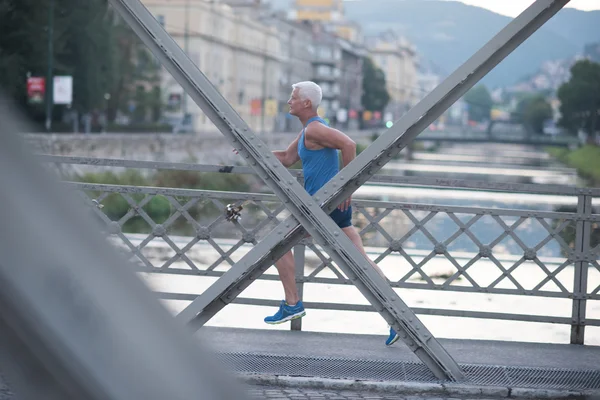 üst düzey yakışıklı koşu