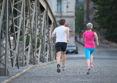 Sağlıklı çift koşuyor.