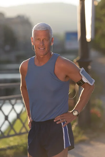 Porträt eines gut aussehenden Senior-Joggers — Stockfoto
