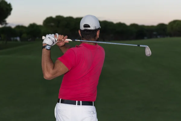 Golfista batendo um bunker de areia tiro no pôr do sol — Fotografia de Stock