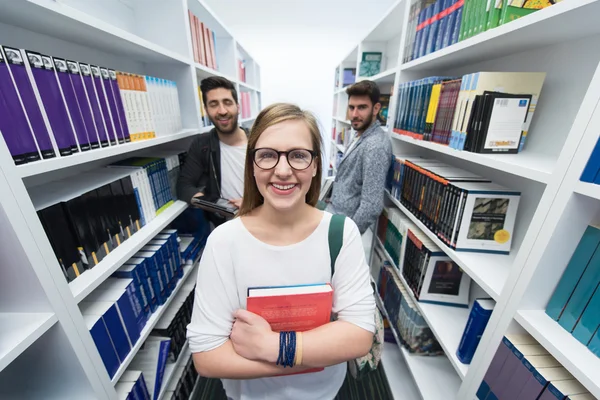 Gruppo di studenti nella biblioteca scolastica — Foto Stock