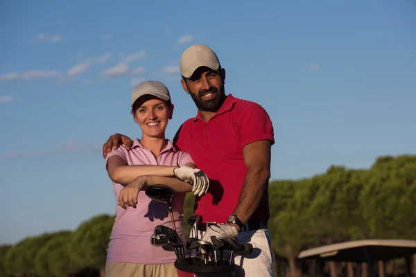 Portret para na pole golfowe — Zdjęcie stockowe