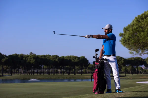 Retrato de golfista no campo de golfe — Fotografia de Stock