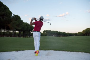 sunset bulvarında bir kum BUNKERİ isabet golfçü vurdu