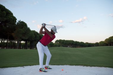 sunset bulvarında bir kum BUNKERİ isabet golfçü vurdu