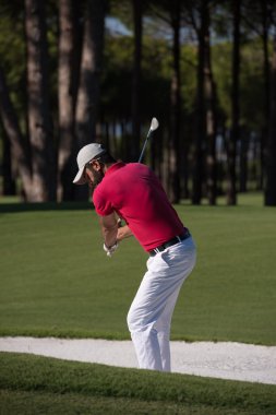 bir kum BUNKERİ atış isabet golfçü