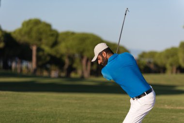 pro golfçü bir kum BUNKERİ atış isabet