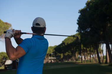 bir adam golf yönergeleri