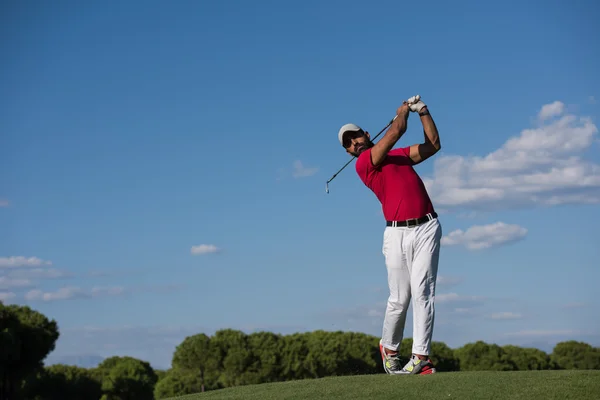 Jogador de golfe bater tiro no escuro — Fotografia de Stock