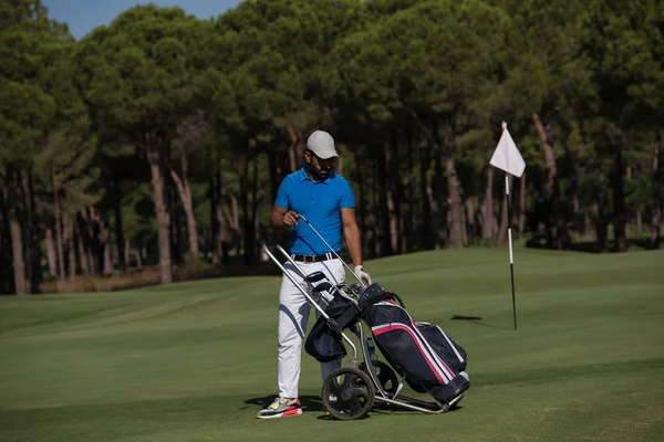 Golfspieler geht mit Radtasche — Stockfoto