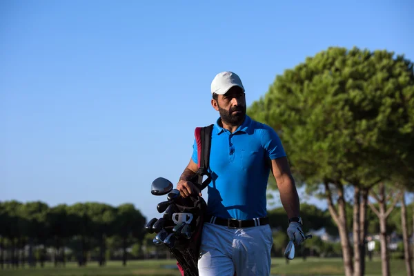 Golfista caminar y llevar bolsa — Foto de Stock