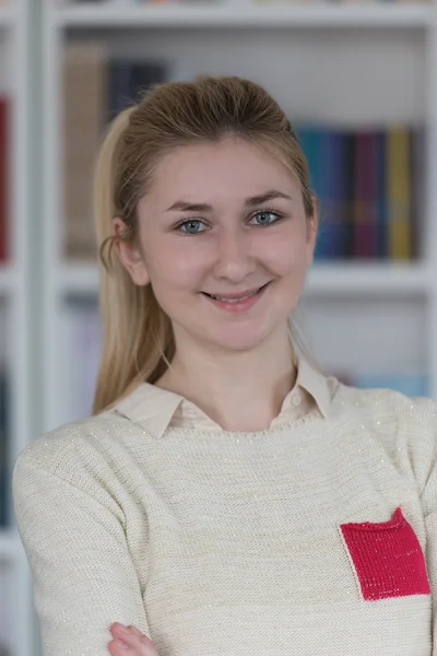 Portrét studentka v knihovně — Stock fotografie