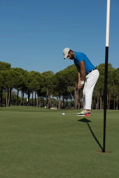 Jogador de golfe bater tiro no dia ensolarado — Fotografia de Stock