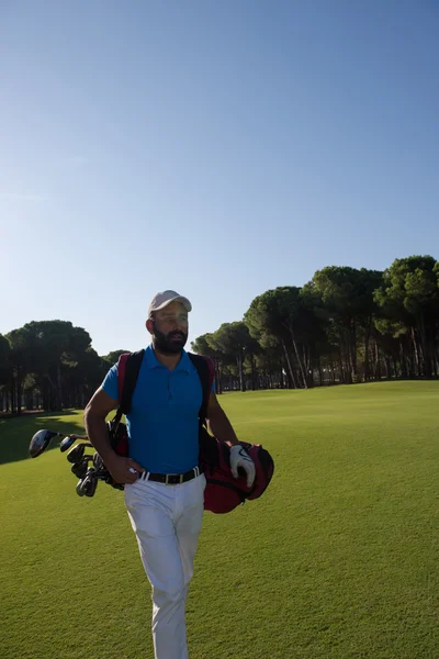 Golfový hráč chůzi — Stock fotografie