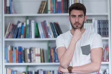 Okul kütüphanesinde öğrenci eğitimi