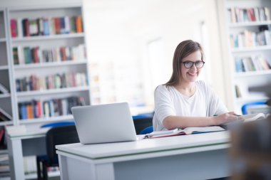 kız öğrenci eğitim okul kütüphanesinde