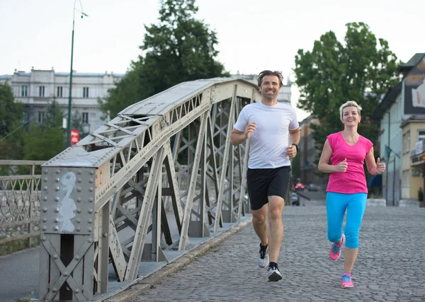 健康的なカップルのジョギング — ストック写真
