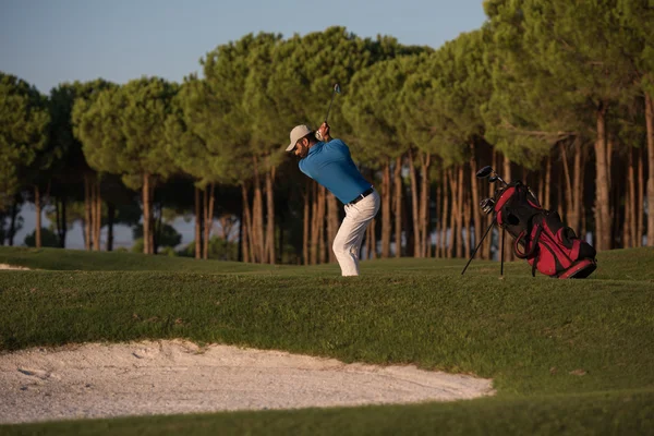 Golfozó üti a homok bunker lövés a sunset — Stock Fotó