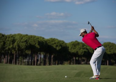 Golf oyuncu isabet uzun atış