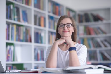 kız öğrenci eğitim okul kütüphanesinde