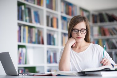 kız öğrenci eğitim okul kütüphanesinde