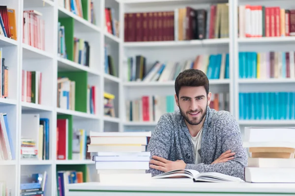 okul Kütüphanesi kitap okurken öğrenci portresi