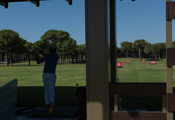 Golf player practicing shot on training — Stock Photo, Image