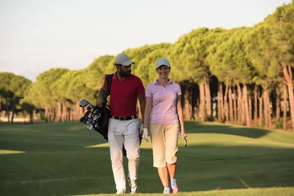 Pareja caminando en campo de golf —  Fotos de Stock