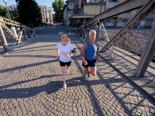 Gezond paar joggen — Stockfoto