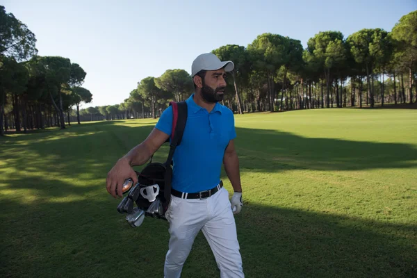 Golfspieler zu Fuß — Stockfoto